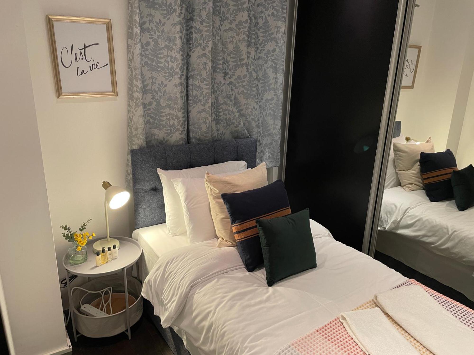 Stepney Gated Area With Parking & Garden Apartament Londra