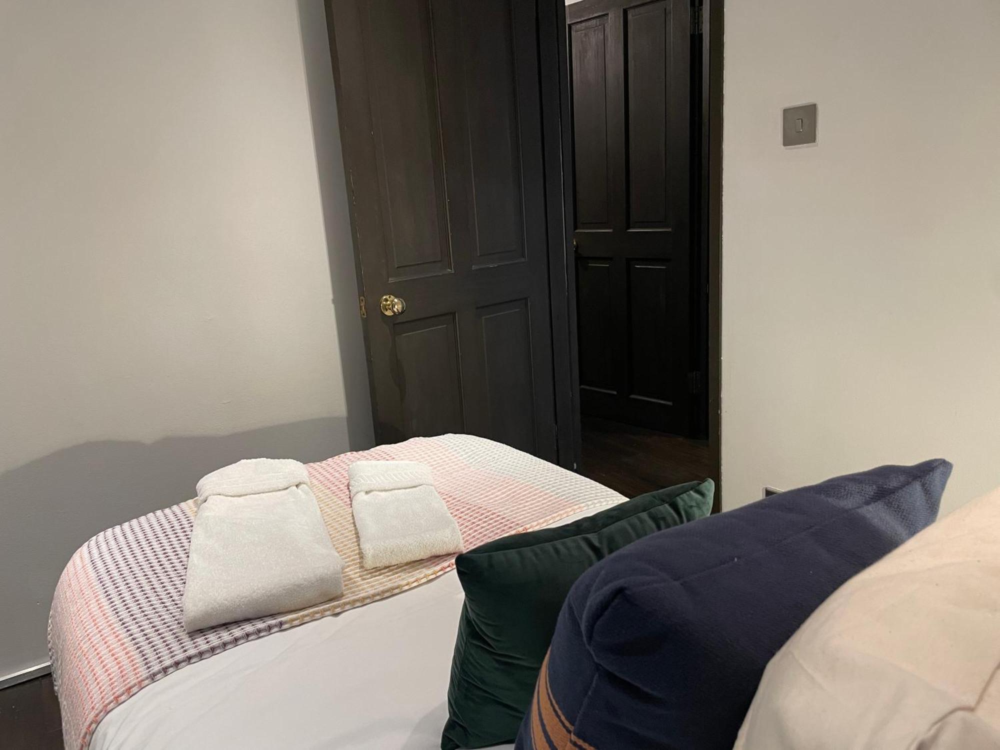 Stepney Gated Area With Parking & Garden Londra